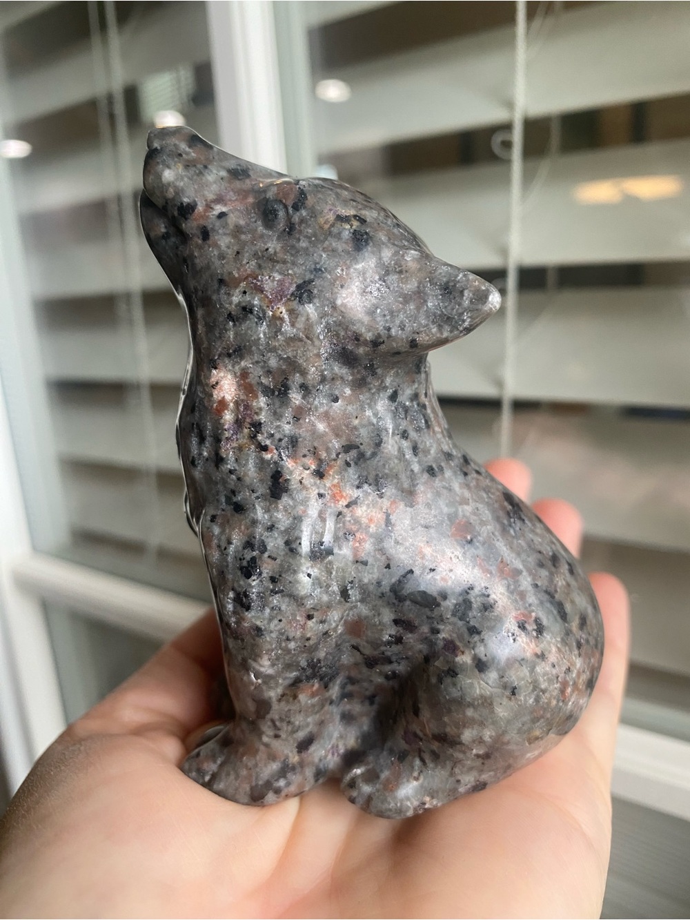 🌕 Moonlit Guardian – 4.5” Yooperlite Howling Wolf Carving 🐺✨ - Picture 7 of 9